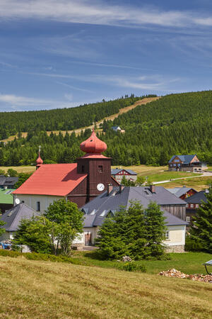 U kostela sv. Petra a Pavla